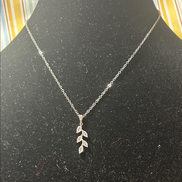 Jewelry - Elegant Silver Leaf Pendant Necklace
